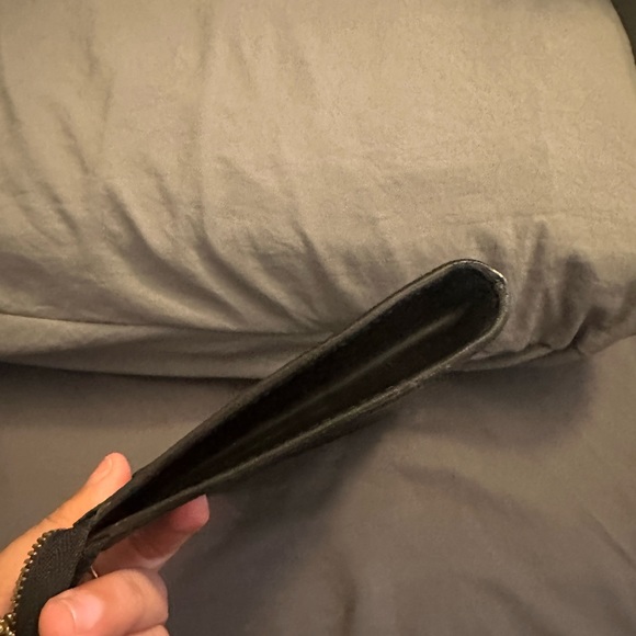 EUC LV Pochette accessories in black epi - Picture 4 of 10